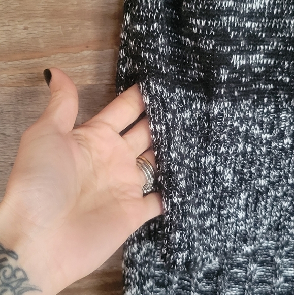 Express Black and White Sleeveless Sweater High Low Size Small - Picture 4 of 6